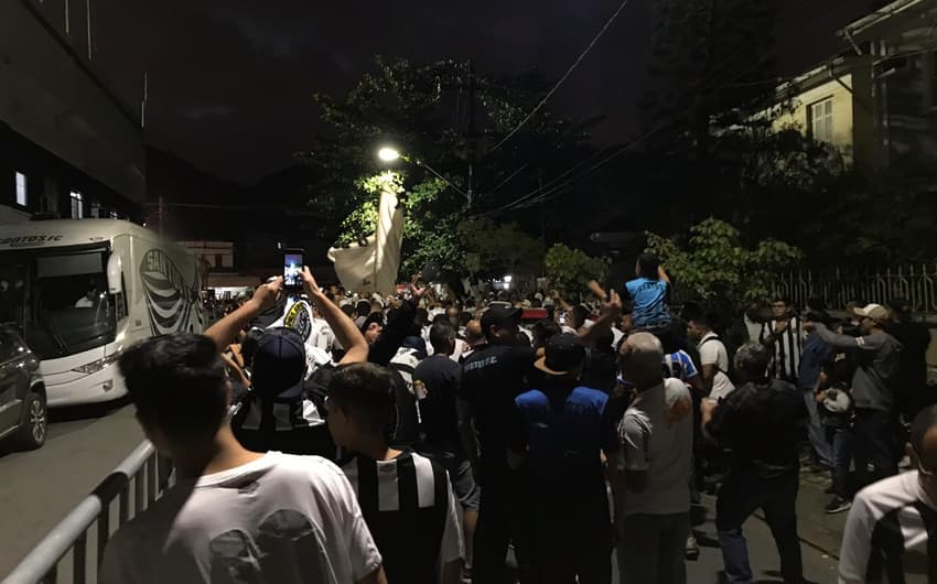 Torcida do Santos protestou antes, durante e depois do duelo contra o Atlético-MG