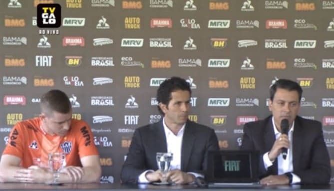 Adílson falou ao lado do médico do Galo, Rodrigo Lasmar e do diretor de futebol , Rui Costa, sobre o seu abandono precoce do futebol