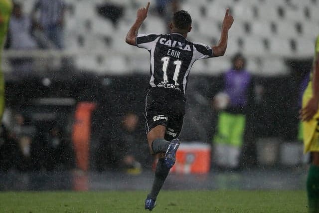 Imagens recentes de Erik pelo Botafogo