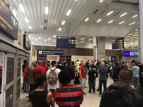 Torcida do Flamengo no aeroporto