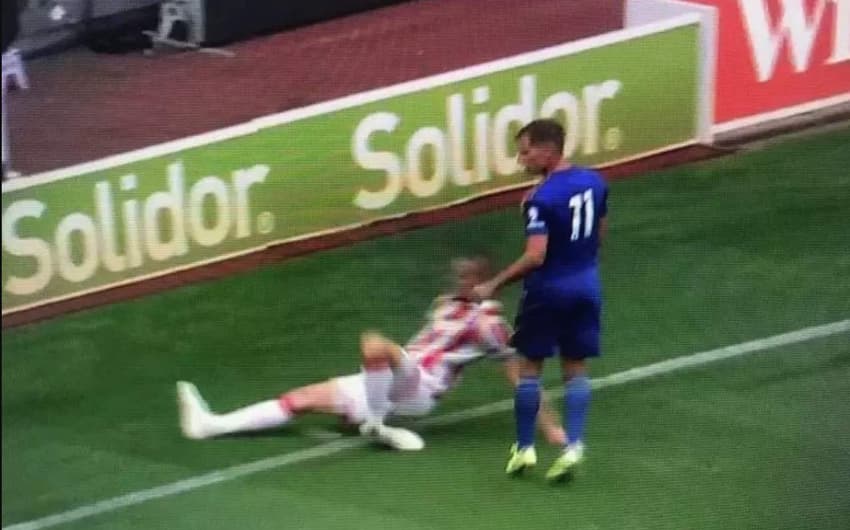 Ryan Shawcross sofre grave lesão durante amistoso contra o Leicester