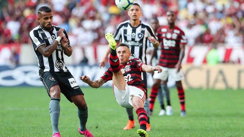 O Flamengo saiu atrás, mas conseguiu a virada contra o Botafogo, neste domingo, no Maracanã. Com o triunfo por 3 a 2, o Rubro-Negro segue na briga pela liderança do Brasileirão. Os destaques do time foram Rafinha, que deu assistência para o terceiro gol, e Gerson, que marcou o primeiro. Gabigol e Bruno Henrique também foram bem avaliados. Confira as notas do LANCE! (por&nbsp;Jonatas Pacheco)