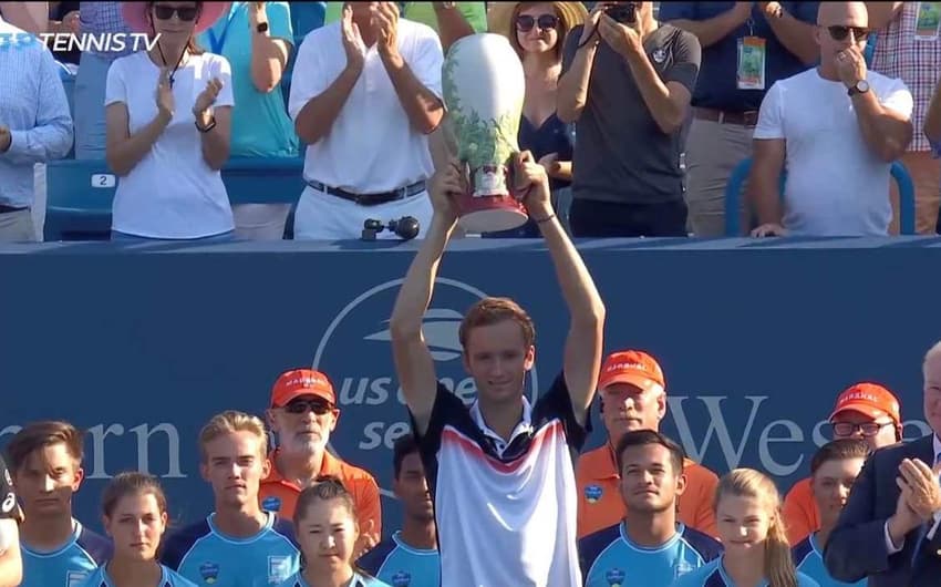 Daniil Medvedev com o troféu de Cincinnati