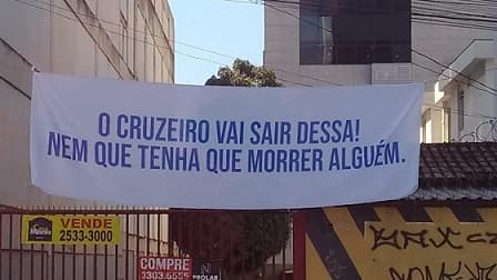 O grupo de torcedores que foi na porta da sede do Cruzeiro fixou uma faixa com uma frase de efeito para mostrar seu descontentamento