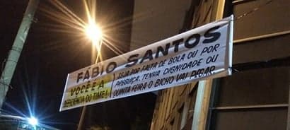 Fábio Santos foi um dos alvos dos protestos nas faixas afixadas e espalhadas por BH
