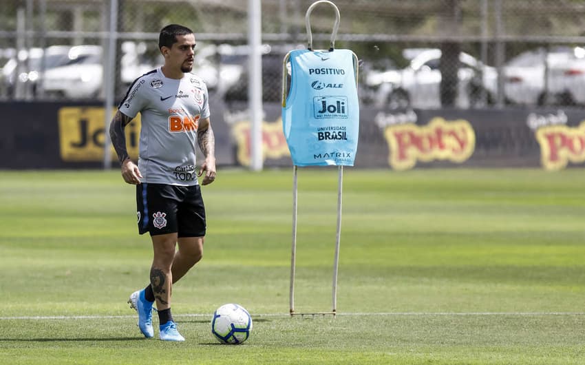 Fagner volta ao time titular do Corinthians após cumprir suspensão na última rodada
