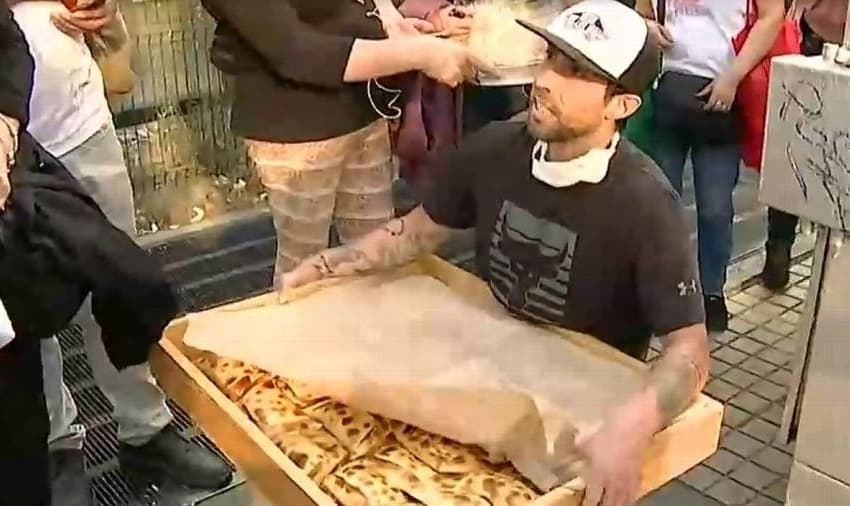 Valdivia distribui empanadas em fila do metrô