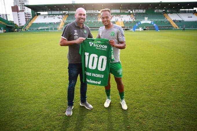 Camisa comemorativa de 100 jogos na Chapecoense para Bruno Pacheco