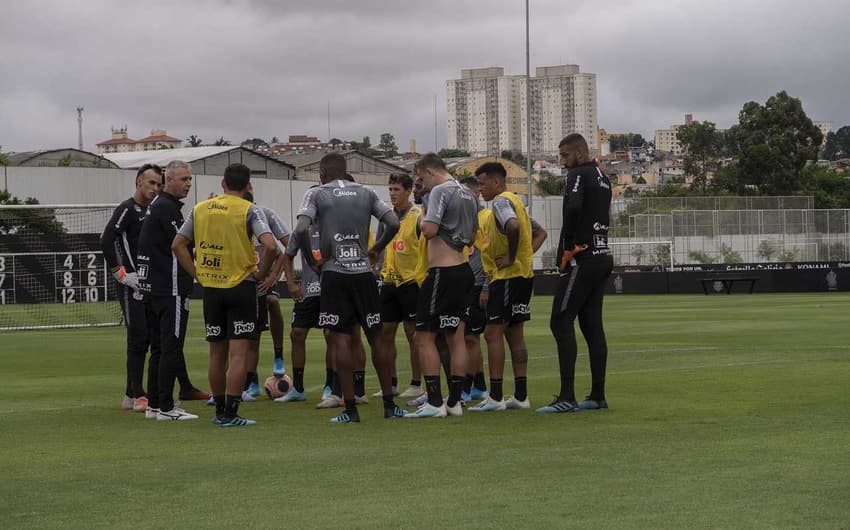 Tiago Nunes durante conversa com os jogadores do sistema defensivo do Corinthians