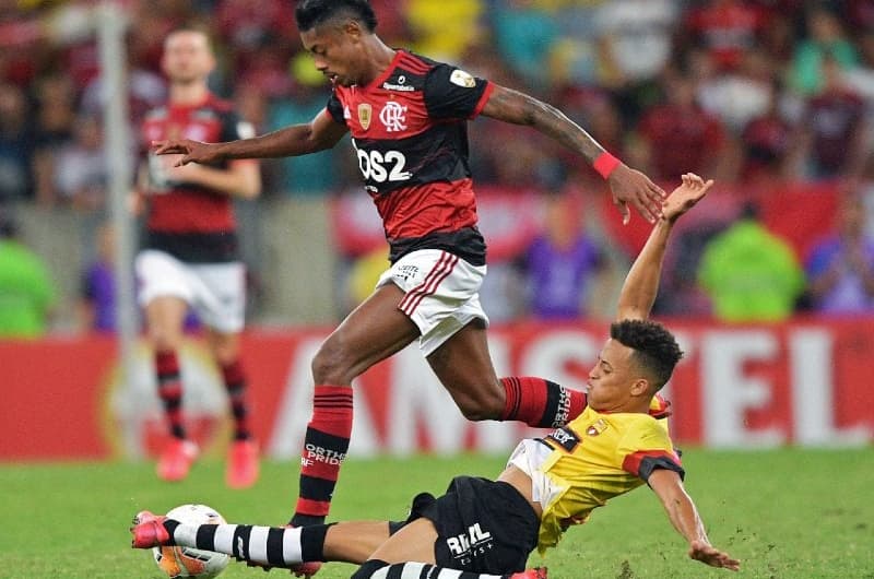 Bruno Henrique disputa a bola em partida do Flamengo na Libertadores