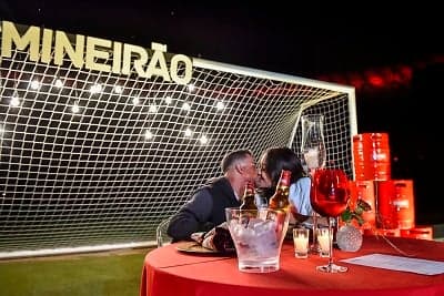 Thiago - cruzeirense - e a Bárbara - atleticana - em jantar surpresa no gramado do “Gigante da Pampulha”.