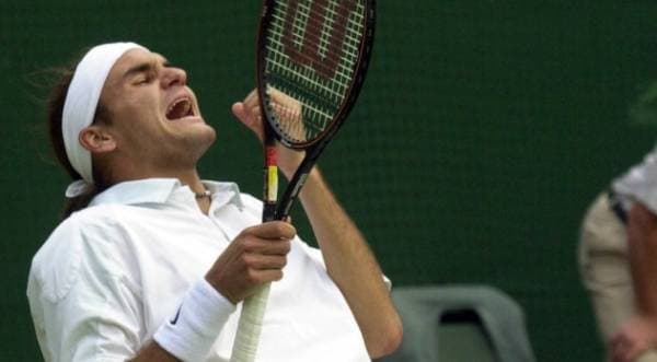 Roger Federer comemora vitória diante de Pete Sampras