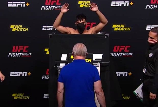 Novo biombo, apresentado nesta pesagem, evita que lutadores usem artimanhas (Foto: Reprodução/YouTube/UFC)
