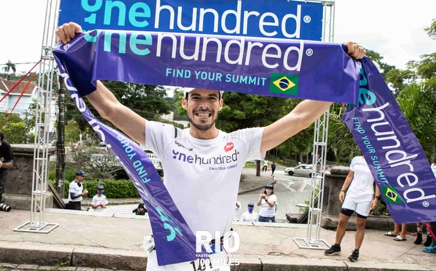 João Andrade comemora sua chegada no FKT Rio One Hundred® Caminho do Imperador, após correr as 100 milhas entre Barra Mansa e Petrópolis, no Rio, em 19h24m. (Marcos Novo/Divulgação)