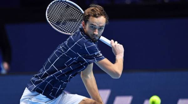 Danill Medvedev em ação contra Rafael Nadal no ATP Finals