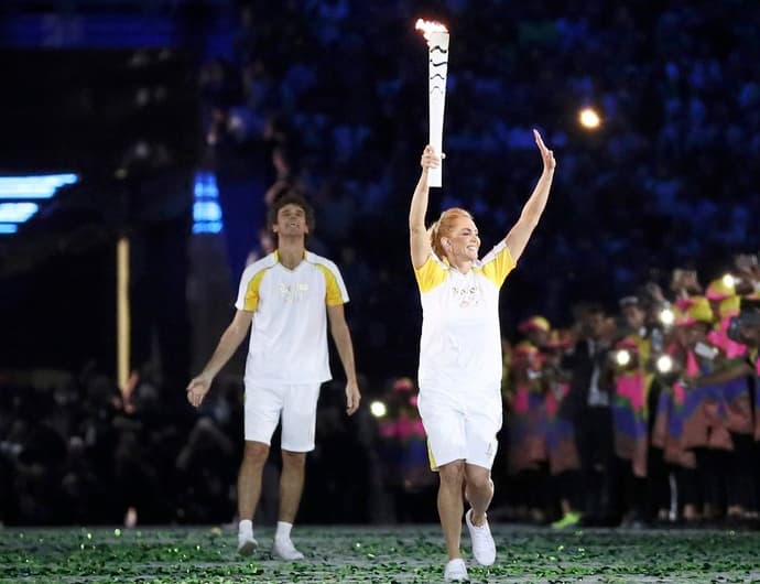 Hortência recebe a tocha olímpica das mãos de Guga na cerimônia de abertura do Rio 2016
