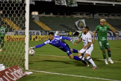 Rodolfo teve presença de área e fez o gol do Coelho em Campinas