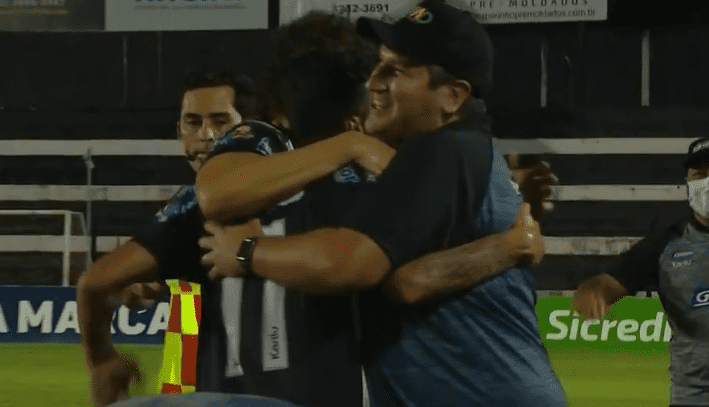 Oller celebra gol pelo Operário com técnico Matheus Costa