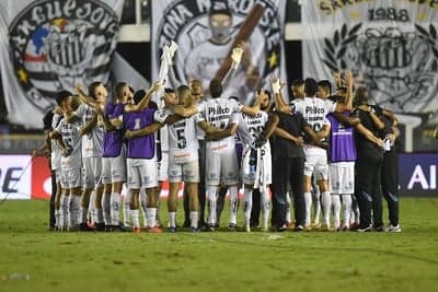 Elenco do Santos abraçado após o empate contra o Boca