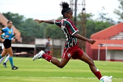 Luany, em ação pelo time feminino do Fluminense