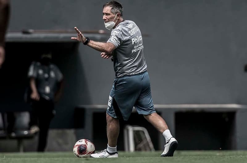 Ariel Holan dá treino no Santos