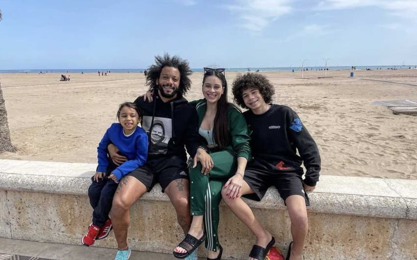 Marcelo e família em praia em Valência