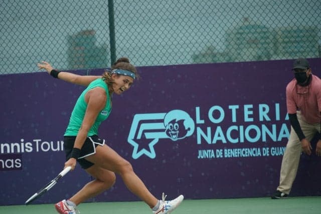 Carol Meligeni em ação no ITF de Salinas, no Equador
