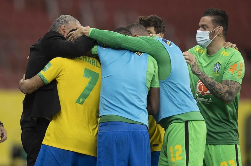 Brasil x Equador - abraço em Tite