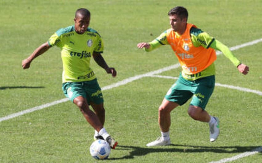 Kevin - sem colete - treinando ao lado de Benjamín Kuscevic na Academia de Futebol (Foto: Cesar Greco/Palmeiras)