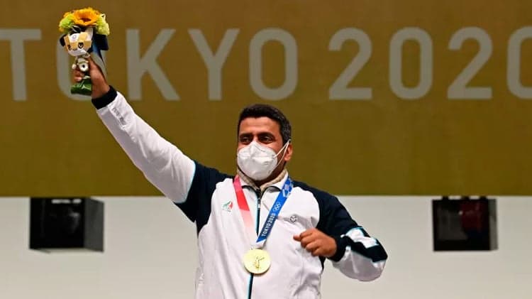 atleta Javad Foroughi, do Tiro Esportivo, medalhista pelo Irã