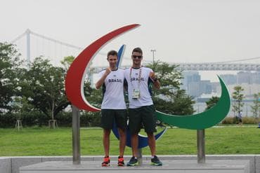 Ivan Razeira, à esquerda, com o paratleta Jorge Fonseca em Tóquio (Foto: Divulgação)