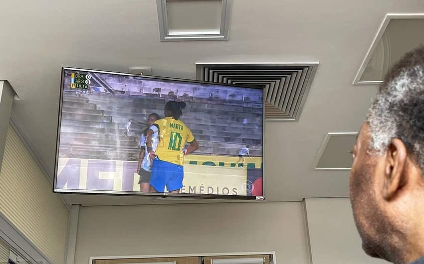 Pelé vendo jogo da Seleção Brasileira feminina