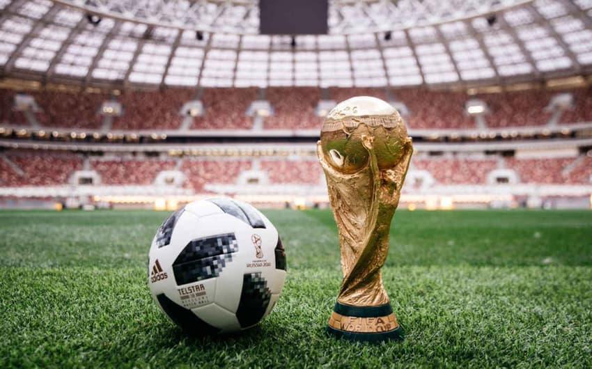 Taça da Copa do Mundo e bola da Copa do Mundo de 2018