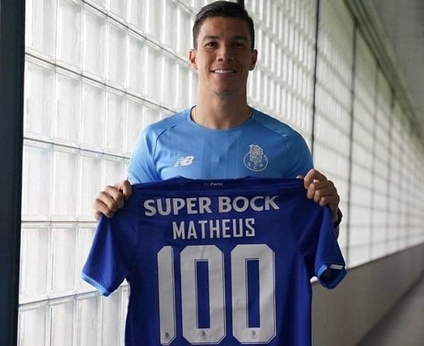 Matheus Uribe comemorando 100 jogos pelo Porto
