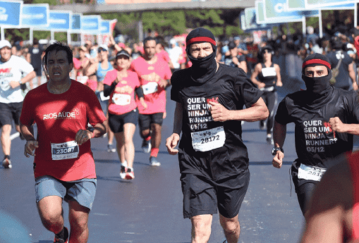 Corredores vestidos de ninjas promoveram a Uphill Serra dos Órgãos na Meia Maratona do Rio. (Foto de Ary Kaye Divulgação)