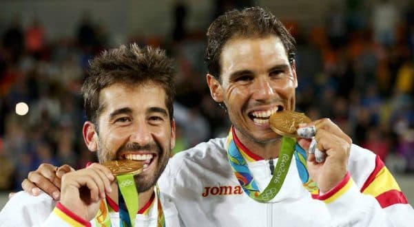 Marc López e Rafael Nadal no pódio do ouro nas duplas do tênis nos Jogos do Rio 2016
