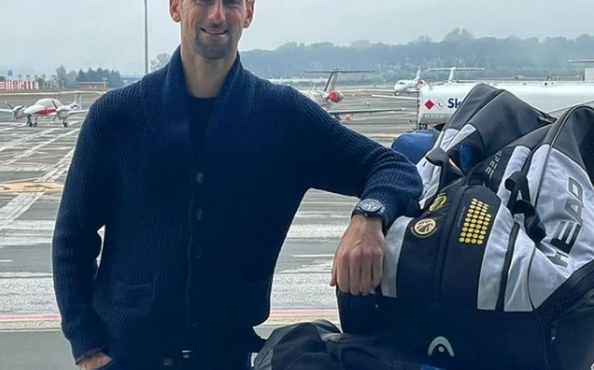 Novak Djokovic em aeroporto antes de viajar para a Austrália (Foto: Reprodução / Instagram)
