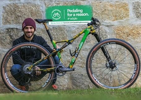 Bicicleta de Henrique Avancini será leiloada em busca de recursos para ajudar formação de mecânicos (Foto: Pedro Almeida)