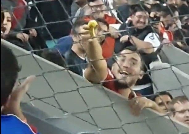 Outro torcedor do River Plate atira banana contra a torcida do Fortaleza