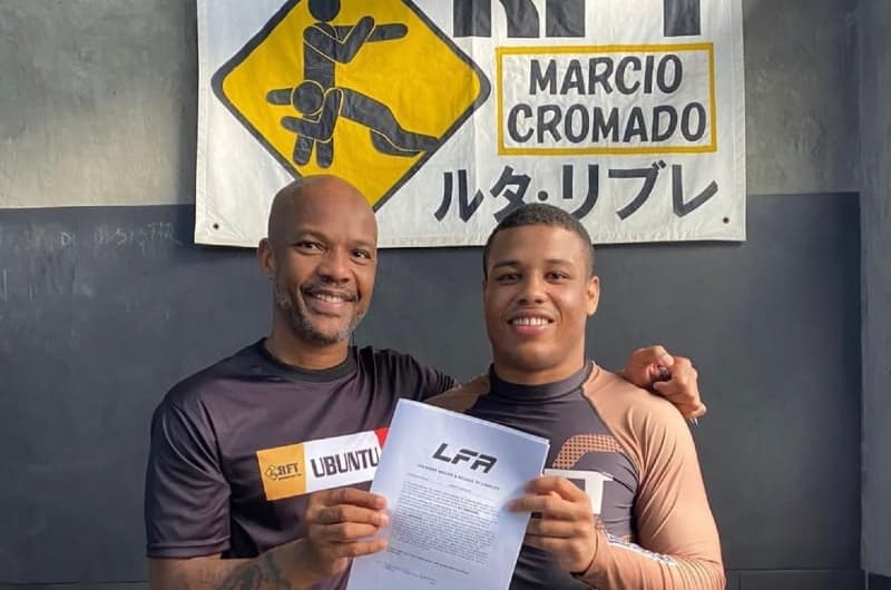 Marcio Cromado e Jefferson Toddynho exibem o contrato assinado com a LFA