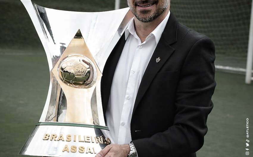 Rodrigo Caetano com taça do Brasileirão 2021