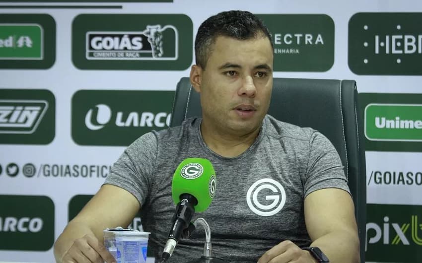 Jair Ventura elogia dedicação dos jogadores do Goiás