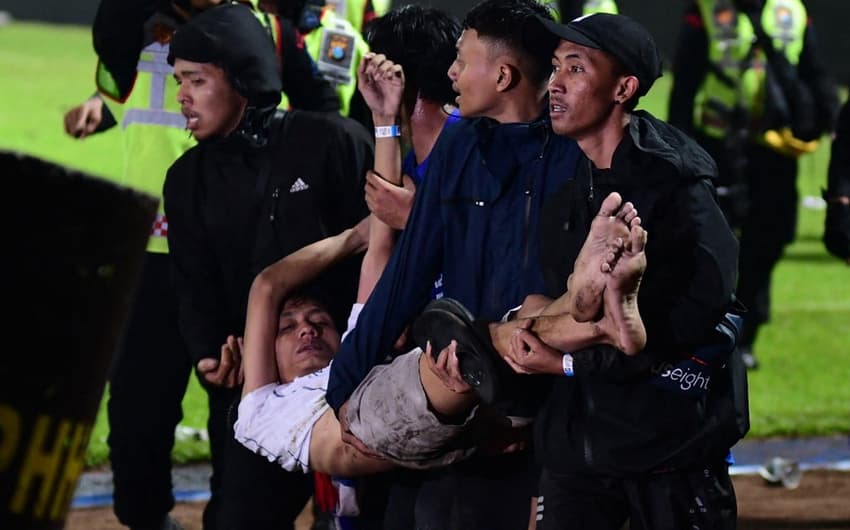 Arema FC x Persebaya Surabaya - Confusão na Indonésia