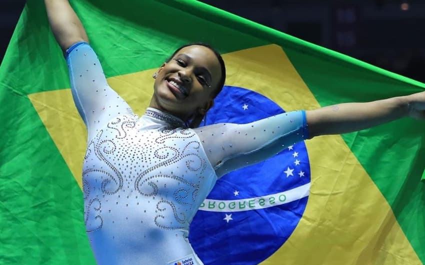 Rebeca Andrade com a bandeira do Brasil