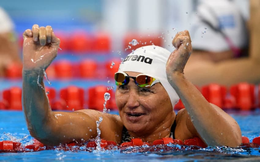 Zulfiya Gabidullina, nadadora de 50 anos que bateu recorde mundial na Paralimpíada (Foto: AFP)
