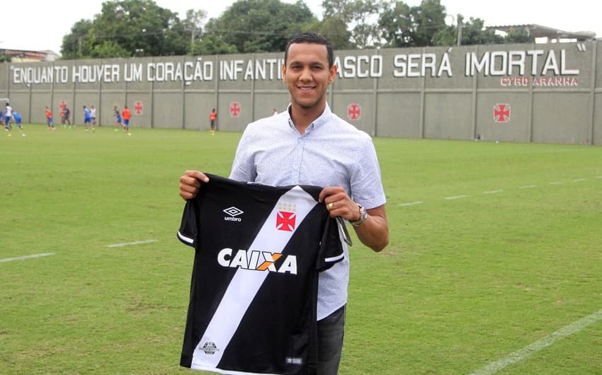 Souza posa com a camisa do Vasco em São Januário. Queria ele de volta, torcedor?