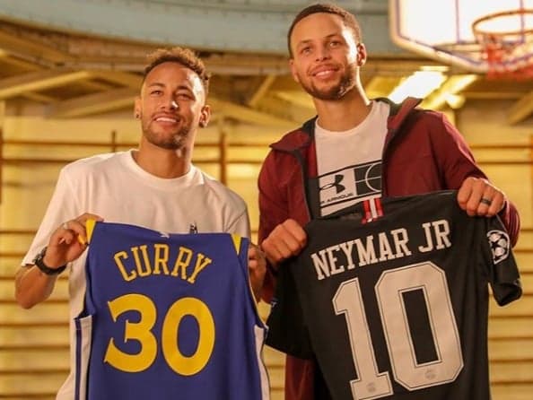 Neymar e Stephen Curry se encontram na quadra de basquete mais antiga do mundo