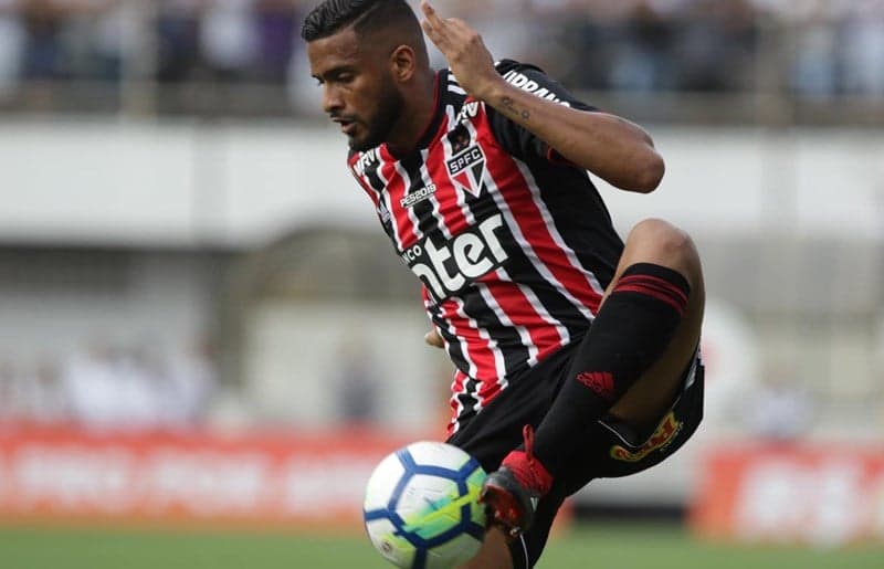 Reinaldo voltou ao time do São Paulo após cumprir suspensão na rodada passada