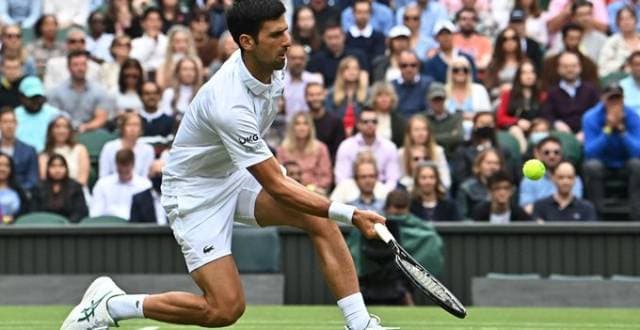 Djokovic em ação contra Kudla em Wimbledon