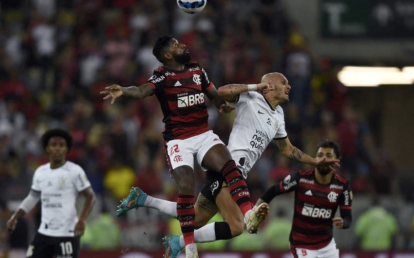 Flamengo x Corinthians - Rodinei e Fabio Santos